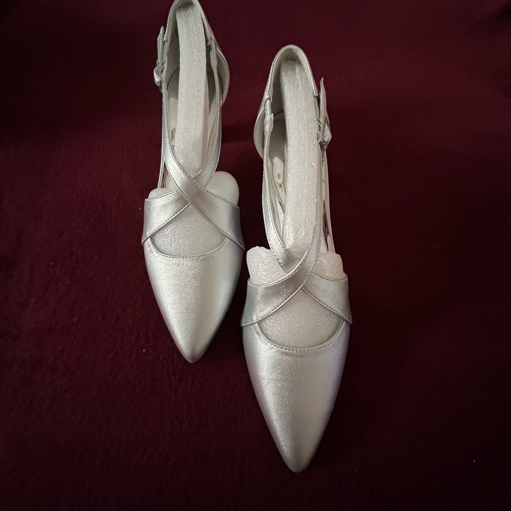 Easy Street Size 8 Silver Satin Elegance